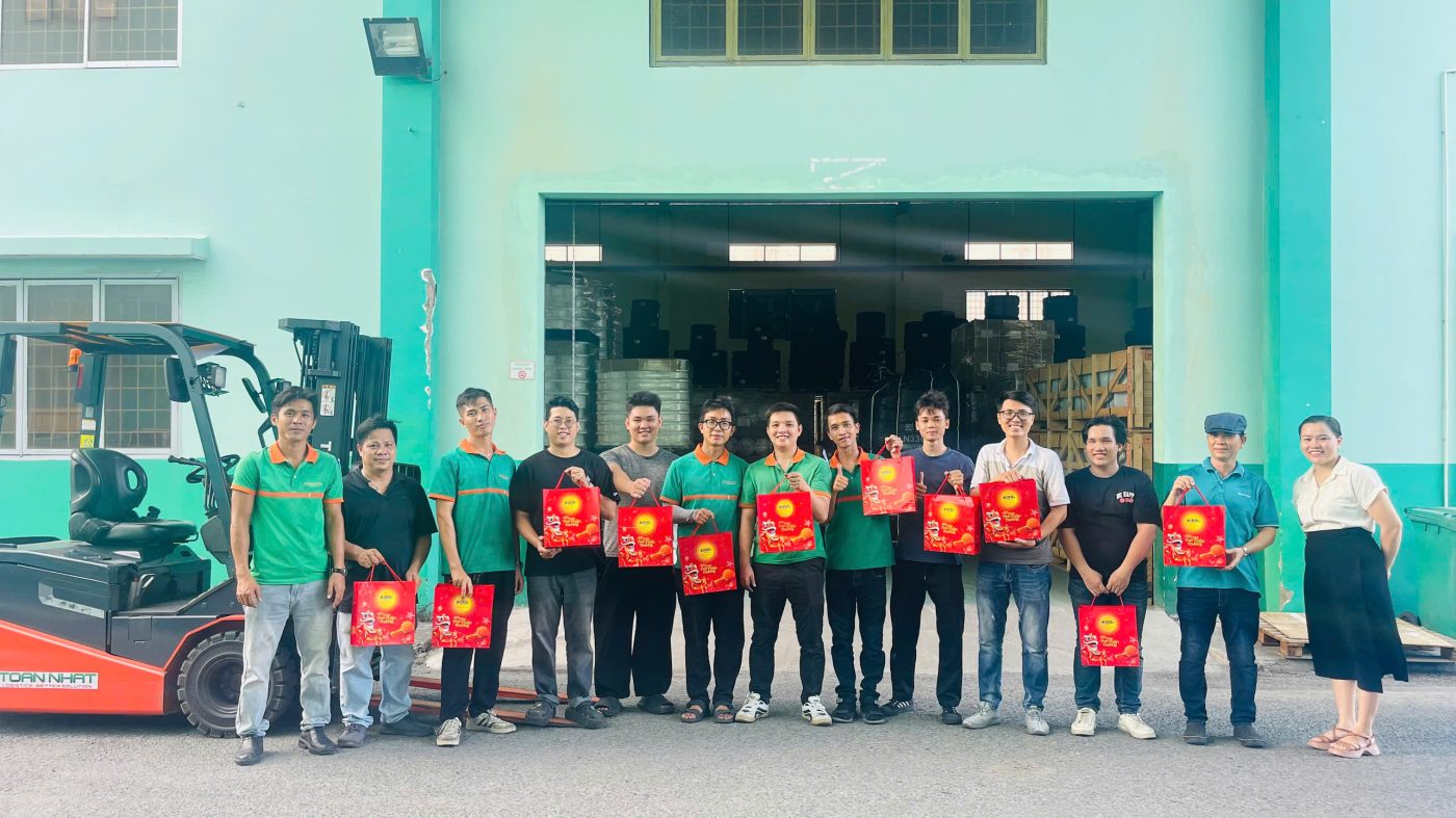 Hình ảnh Ban Giám Đốc và các anh chị em nhân viên Toàn Nhất Logistics rạng rỡ nhận những phần quà Trung Thu, thể hiện sự gắn kết và tri ân trong mùa lễ hội